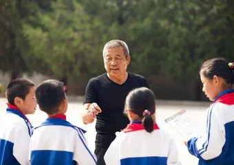 用爱铺平每一位学生的求学路