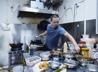 “地摊”饭店：10元盒饭是怎么做的1