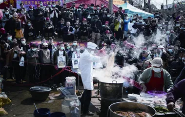 拉面哥火了后，一个村子的万人狂欢