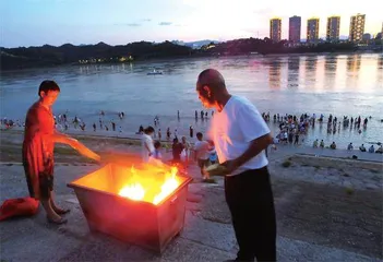 “街头烧纸”考验城市智慧