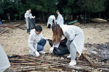 使用纸吸管、出门捡垃圾，这届年轻人这么做环保