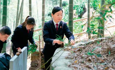 父子接力80年守护无名女战士墓0