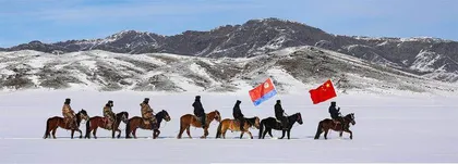 边防民警策马巡边  喜迎中国人民警察节