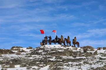 边防民警策马巡边  喜迎中国人民警察节1