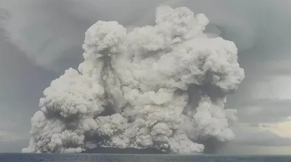 搅动半个地球的汤加海底火山0