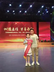 小学毕业时，她想出一本书