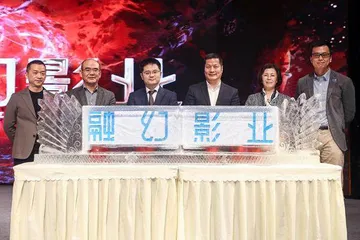 热烈祝贺科幻世界联合出品“流浪地球”大年初一火热上映6