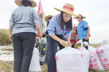 网红村支书”张桂芳： 看到乡亲们的笑脸，我就感觉很幸福