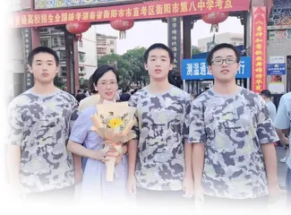 追光少年“振兴中华”： 妈妈真的是超人