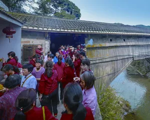 端午趣俗 走桥抛粽祭屈原1