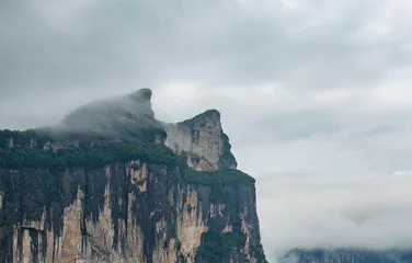 探腾龙奇洞观十里峡谷