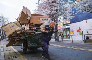 80岁韩国打工人，还在努力谋生