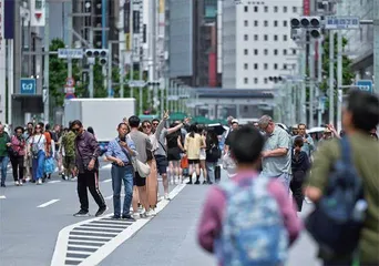 日本街头，挤满中国人