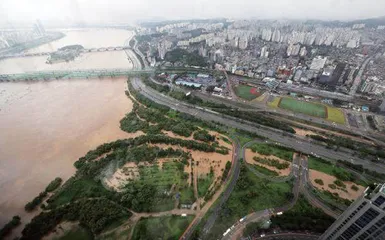 百年一遇暴雨中降落在首尔0