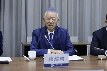 他，昔日青岛码头工人，缔造全球最会赚钱海运公司！