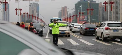 春节，乡村路上堵起了车