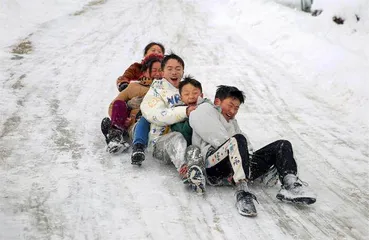 冰雪闹山村