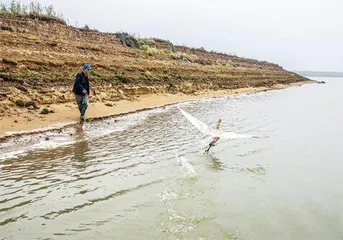 干旱来临时，渔民上岸后4