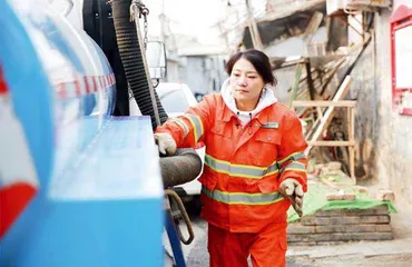 抽粪13年，北京大妞“火”了